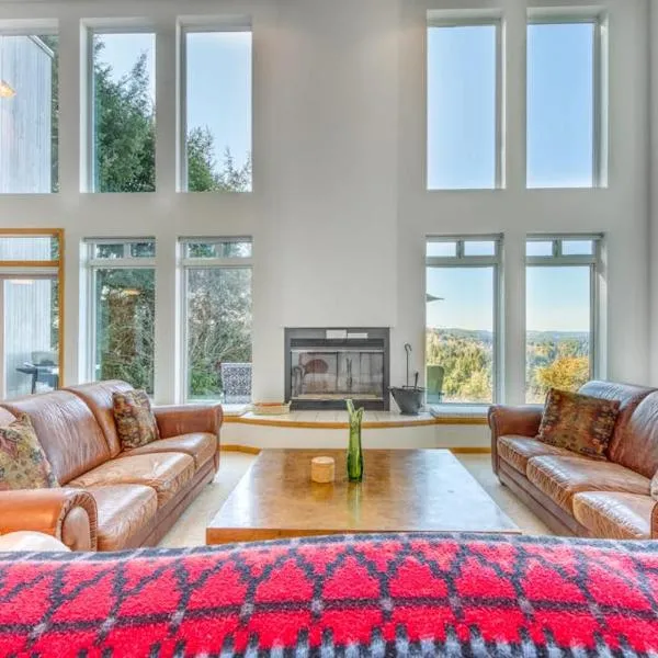 Mid-century home with floor-to-ceiling windows & great views, ξενοδοχείο σε Coos Bay