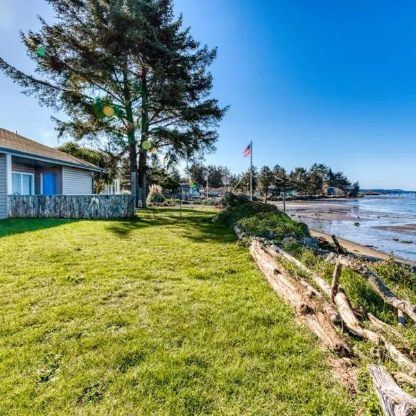 Cute Waterfront Cottage with Private washer&dryer & Wonderful Views of the Bay, hotel a Coos Bay