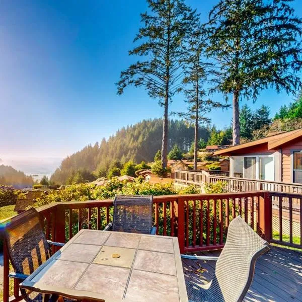 Tranquil dog-friendly coastal escape with private hot tub patio & nature views, hotel in Brookings
