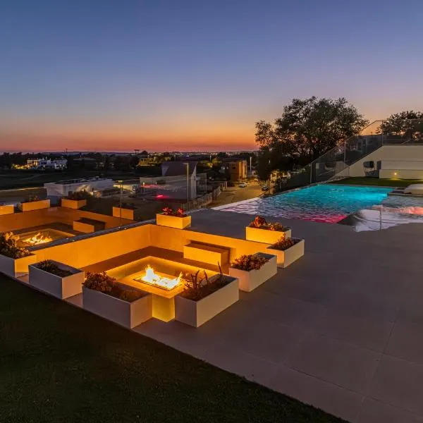 Royal Luxury Apartment with Private Infinity Pool, Hydromassage Area & Fireplace, hotel en Jerez de la Frontera