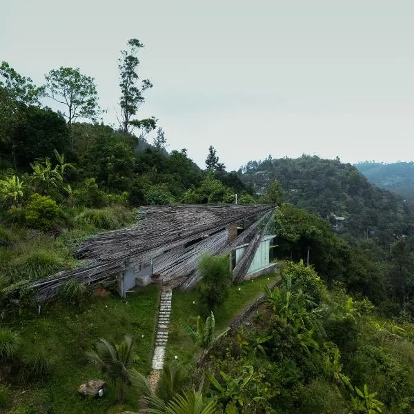 The Ledge by Bloobuck - Romantic Jacuzzi Villa near Vagamon: Pīrmed şehrinde bir otel