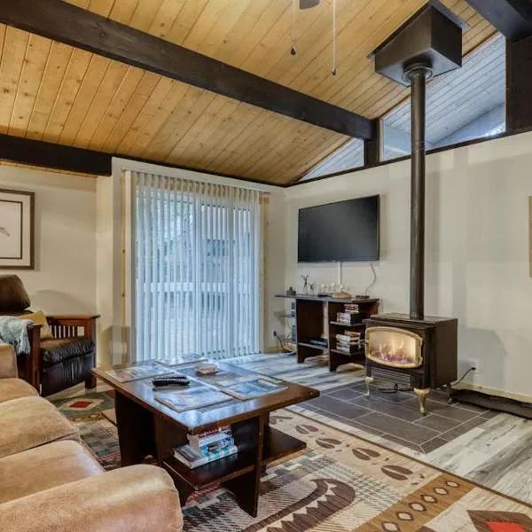 Remodeled home with hot tub SHARC passes & close to Sunriver Village - dogs OK, hotel v destinácii Sunriver