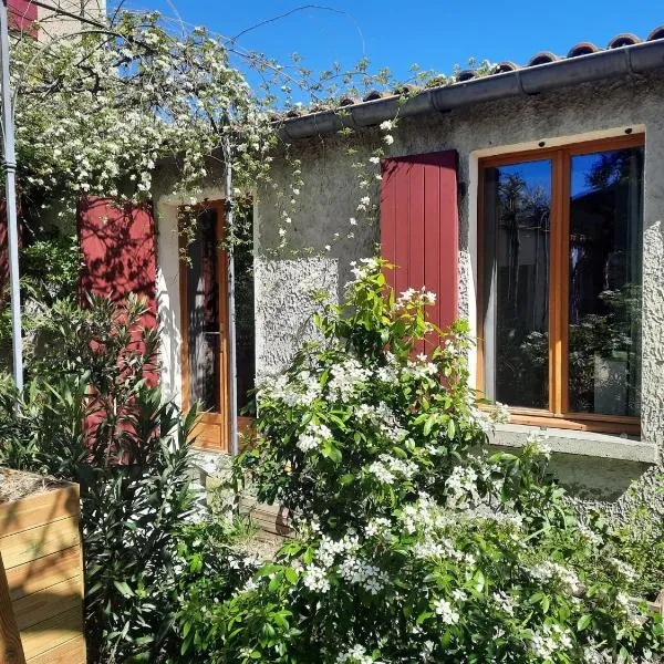 Petit studio avec jardin à 10 mn d'Avignon, hotel in Entraigues-sur-la-Sorgue