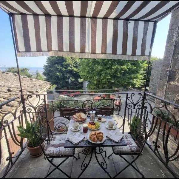 Borgo Maggiore, hotel v mestu Radicofani