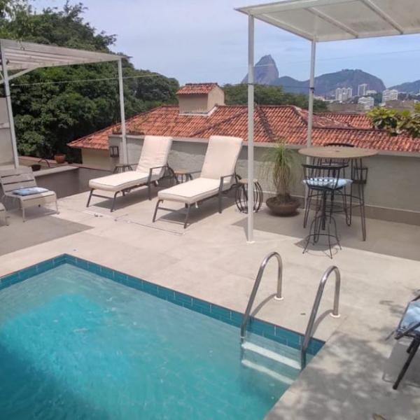 Ideal for groups 4 Bed Prime Location Pool BBQ