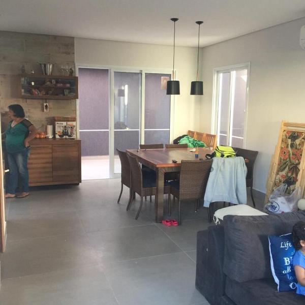 Casa na Av Principal em Condominio