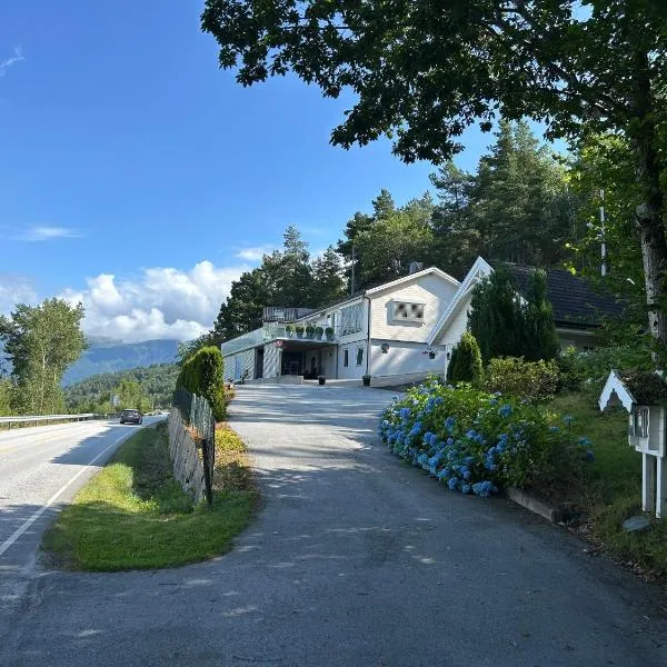 Vangsnes - charming apartment with Fjord view, hotell i Juvik