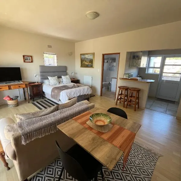 Private spacious studio in Kommetjie close to the beach, готель у місті Комметьї