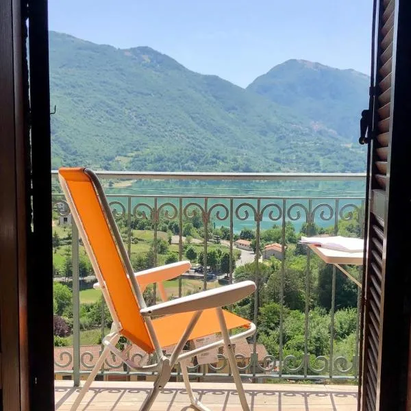 Stanza con terrazzo vista lago LAKEHOLIDAY IT, hotel di Castel di Tora