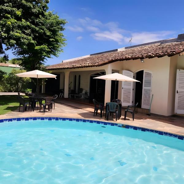 Refúgio Familiar com Piscina, Wifi, Jardim e Churrasqueira a 500 metros da Enseada