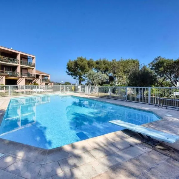Studio avec piscine à 100 m de la plage, отель в Фрежюсе