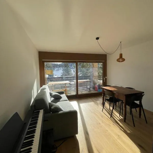 Apartment with a beautiful view and large terrace, отель в Монженевре