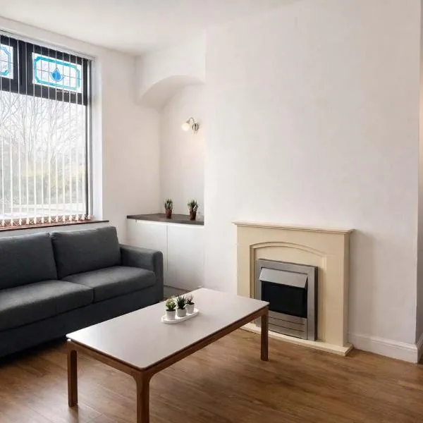 Stylish 3BR Stay with Garden & Parking, hotel din Bickershaw
