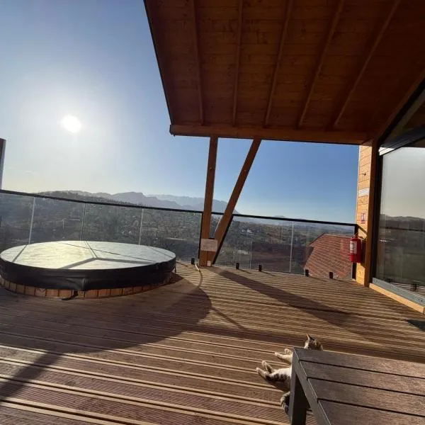 Royal Hill-Prince Chalet- Mountain View and Hot Tub, hotel v destinácii Sohodol