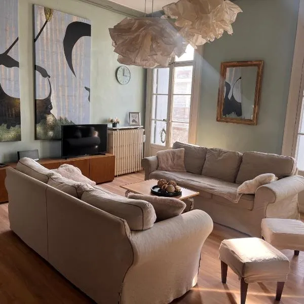 Spacieux et lumineux duplex arty au centre de Sète, Hotel in Sète