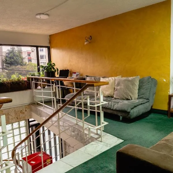 Innovar Casa Hostal, хотел в Богота