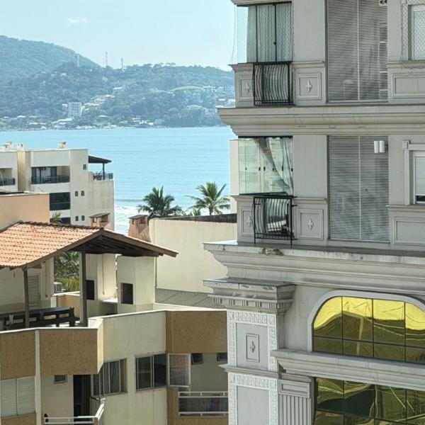 Amplo Apartamento a 100 metros do Mar na Meia Praia