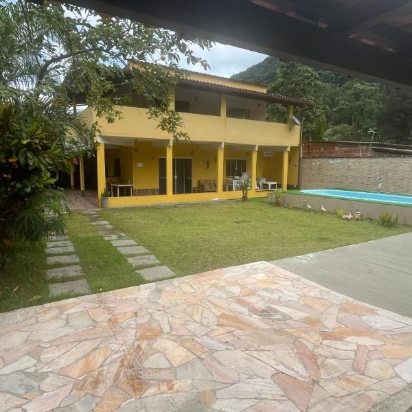Casa com churrasqueira e piscina, perto de riacho