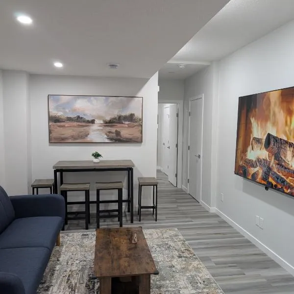 Luxury Retreat - 1hr to Banff, 20min from Airport, 85 inch Cinema, Full Kitchen, Laundry, Workstation and High speed fibre internet, hótel á YYC