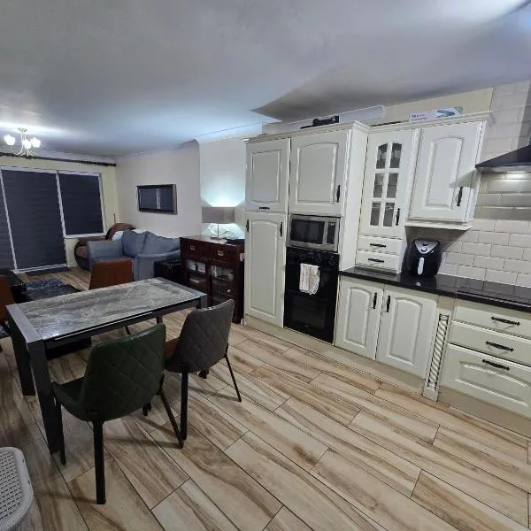 Gracian OMB Ongar 3 Bed, hotel sa Dublin