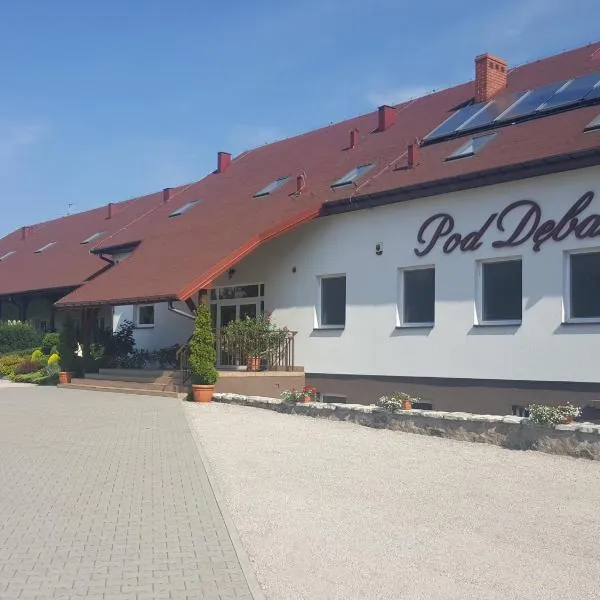 Dom Pod Dębami, מלון בWola Kopcowa