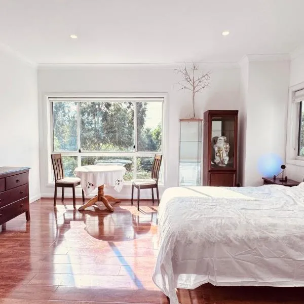 Golf Course Frontage House, hotel em Schofields