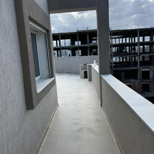 Sea View 1 Bedroom Apartment with 100m Terrace, hotel em Sousse