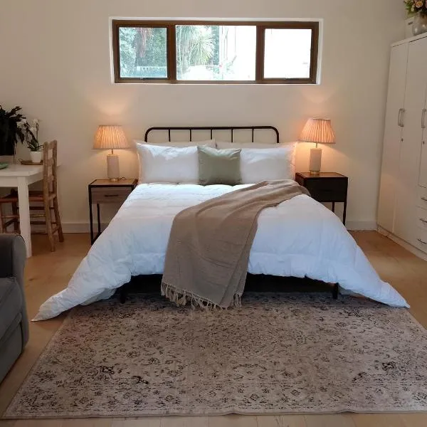 Private garden cottage in Wynberg with separate entrance, secure parking, and easy access to Main Road, shops, and restaurants, Hotel in Kapstadt