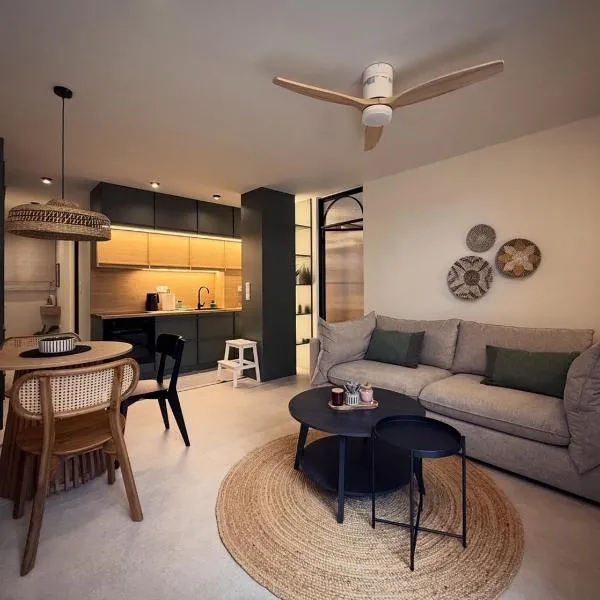 Central Luxury Sea View Apartment, hotel u gradu Halkida
