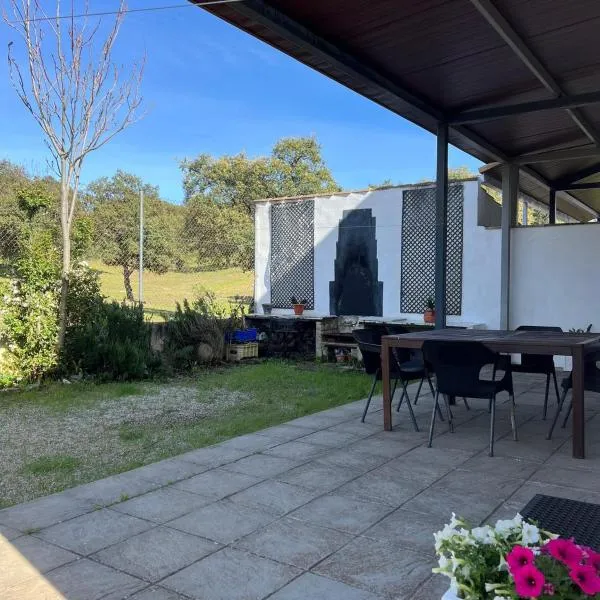 Casa Rural Nacimiento del Hueznar - Tomillo 17, hotel di San Nicolás del Puerto