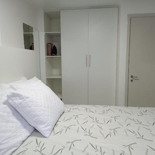 NA BEIRA MAR DE PAJUCARA- EDIF NEO- APARTAMENTO QUARTO E SALA - POSSUI VARANDA- VISTA LATERAL DO MAR-RUA JULIO PLECH FILHO 60 ESQUINA COM AVENIDA DOUTOR ANTONIO GOUVEIA - CONSUMO ELETRICO É PAGO No CKECK-OUT - 1 KWH É 1,35 REIAS - TEM TELA DE PROTEÇÃO - Foto 2
