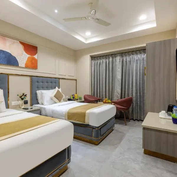Hotel Sapphire House - 3 Mins Walk from Metro and 5 Mins from Rail Station