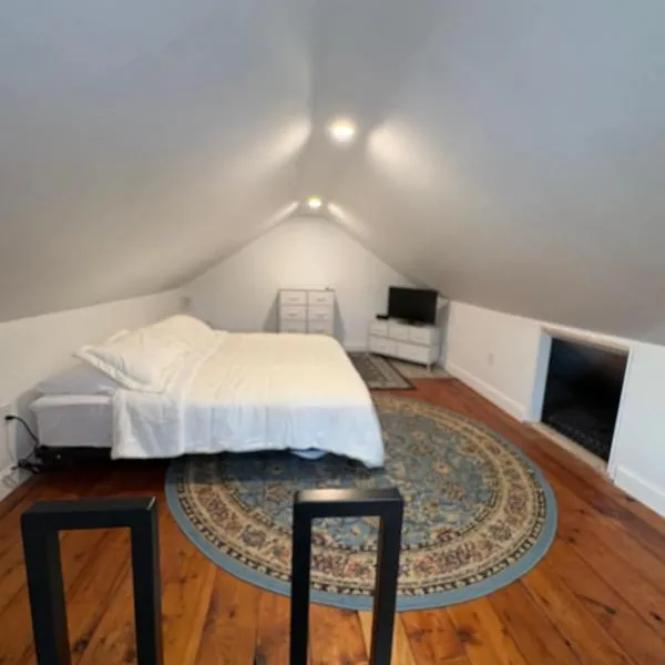 Large King Suite Completely Private Space Stay close enough to Newport without the Noise, hotel Portsmouthban