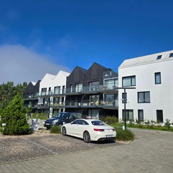 Łeba में, होटल Apartament w lesie nad morzem i jeziorem Porto Łeba z ogródkiem