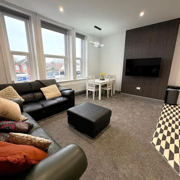 Spacious 4 Bed Retreat, 2 Bath, Sleeps 8 plus 2, Beach, Bars, Dinning, Shops, Golf, for Groups, Contractors or Families, отель в Борнмуте