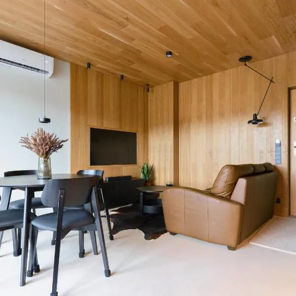 Apartament Laguna Beskidów nad Jeziorem Żywieckim z sauną i tarasem, hotel em Bierna