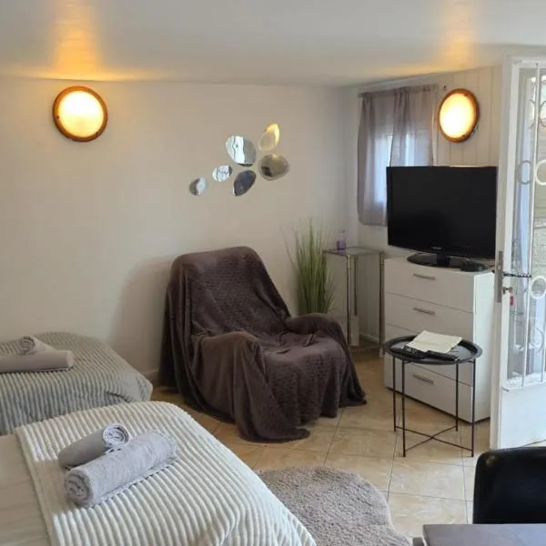 Super Studio meublé avec piscine partagée, Hotel in La Ferté-Gaucher