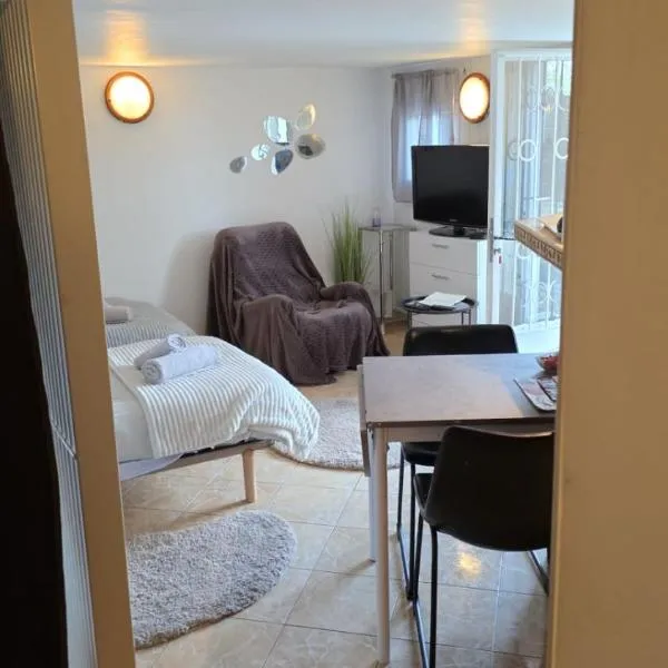 Super Studio meublé avec piscine partagée، فندق في La Ferté-Gaucher