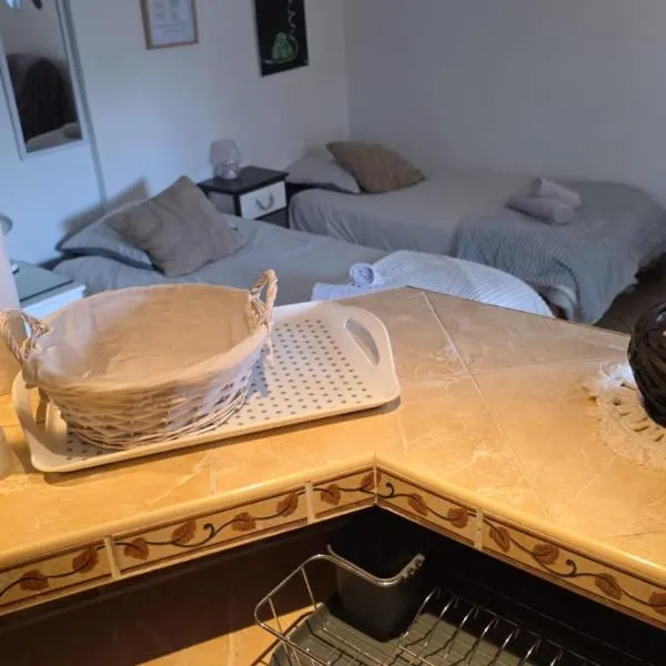 Studio atypique avec Piscine à partager en option, хотел в La Ferté-Gaucher