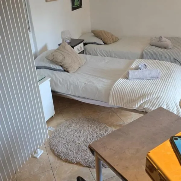 Studio original avec Piscine à partager en option, hotel u gradu La Ferté-Gaucher