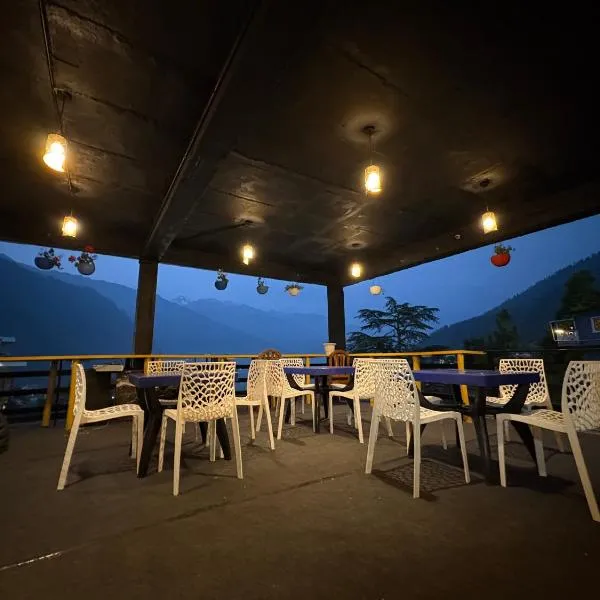 New Suraj Inn - Nestled near Hadimba Temple ! Rooftop Cafe ! Private Parking, hotel em Manali