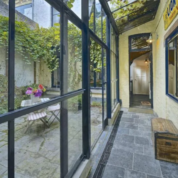 One Magnific 3 floors Authentic Dutch House with Terrace، فندق في ماستريخت