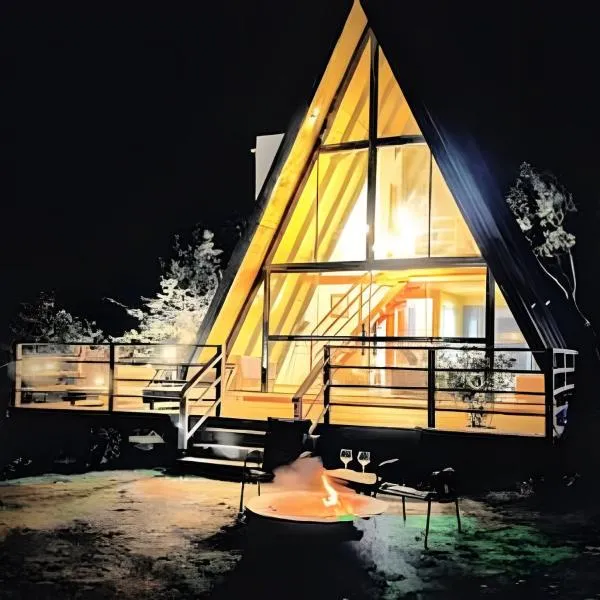 Chalé Recanto — cabana A-frame próxima ao lago com ofurô e cachoeira, Hotel in Alexânia
