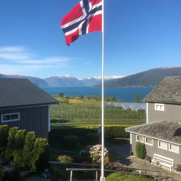 Exclusive log house with panoramic fjord views, hotel in Vangsnes