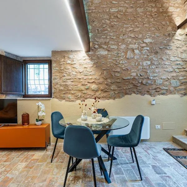 GuestHost - Suite on the RIVER Apartment, hotel a Rasiglia