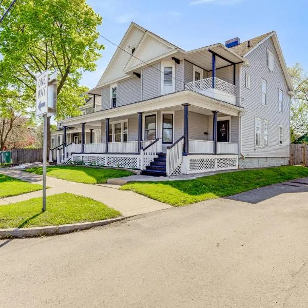 Walk to Niagara Falls! Family Home w/ Yard, hotel di Niagara Falls
