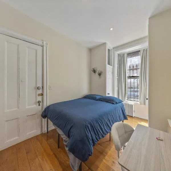 Times Square Retreat with Private Bathroom and Kitchenette, מלון בניו יורק