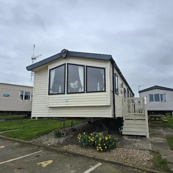 Seaside Caravan Home, Hotel in Reighton