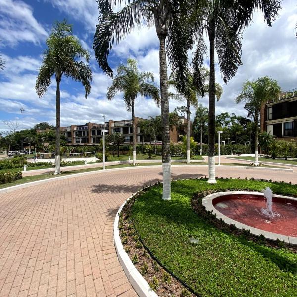 Apartamento resort na Riviera com piscina, lazer completo e perto da praia