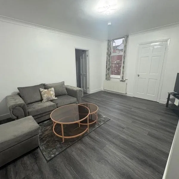 2 Bed Flat - Sleeps 3 - Parking - Wifi, hotel in West Boldon